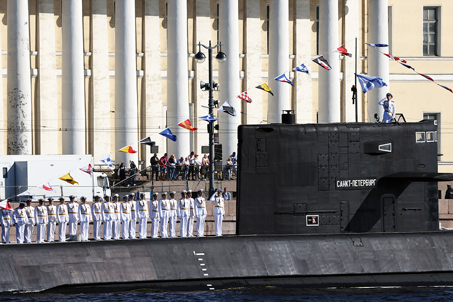 Построение экипажа дизель-электрической подводной лодки &laquo;Санкт-Петербург&raquo; перед началом главного парада в честь Дня ВМФ.