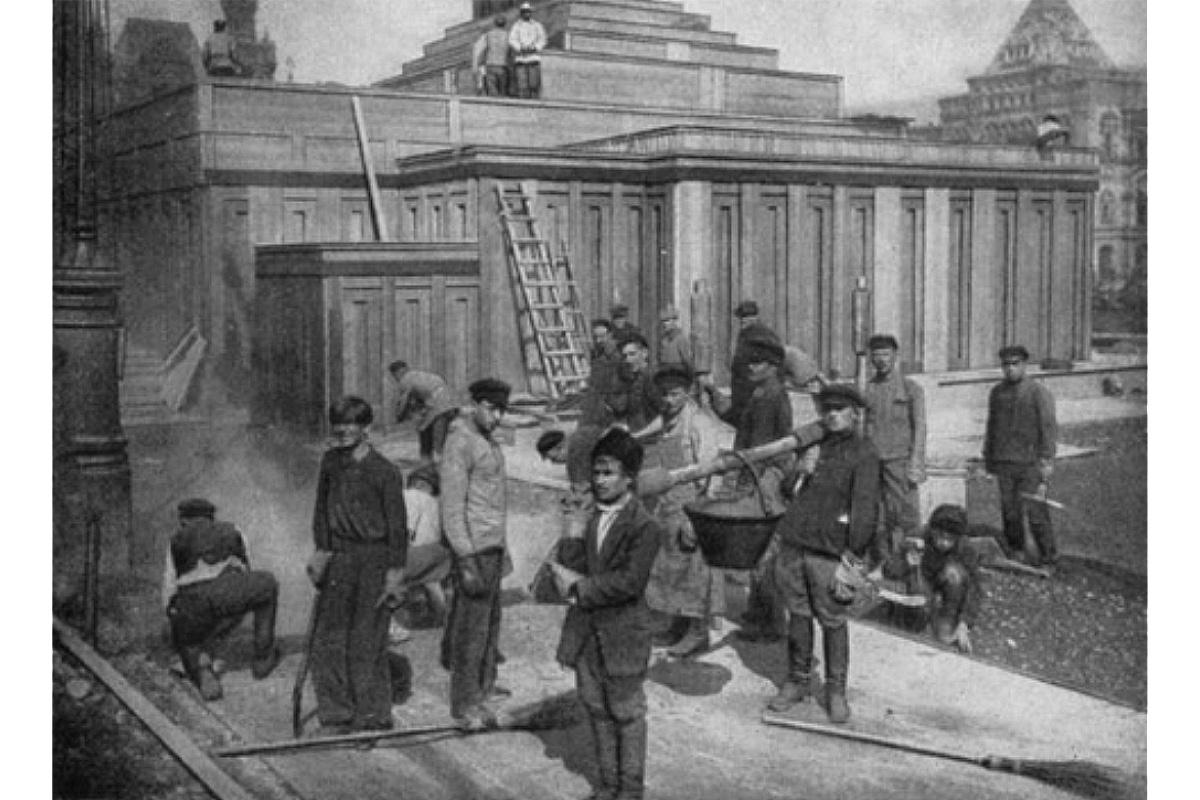 Строительство деревянного мавзолея, 1924 год. Иллюстрация из книги «Архитектура мавзолея Ленина», Н. Н. Стоянов, 1950 год
