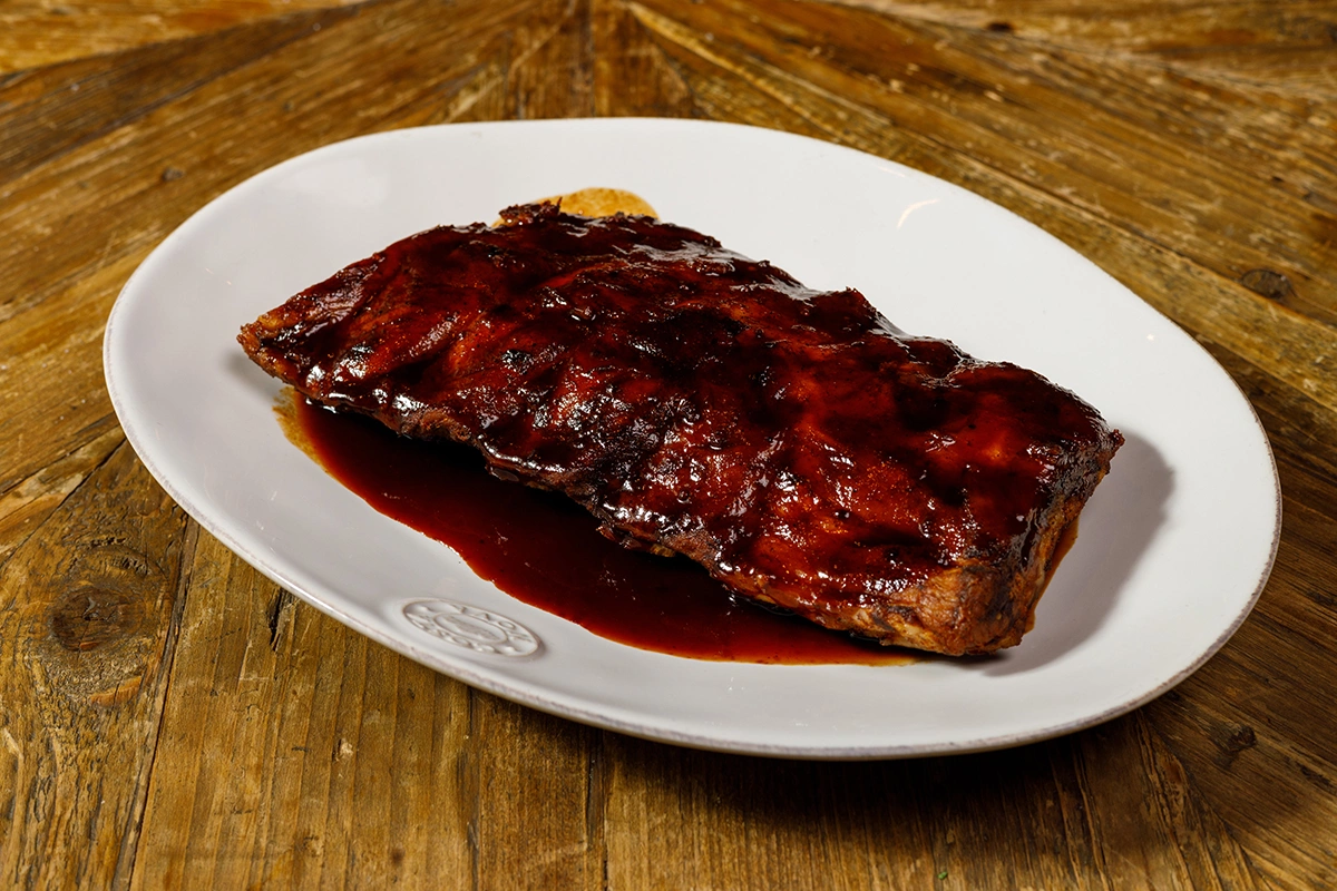 BBQ-ребра с копченой паприкой и винным соусом