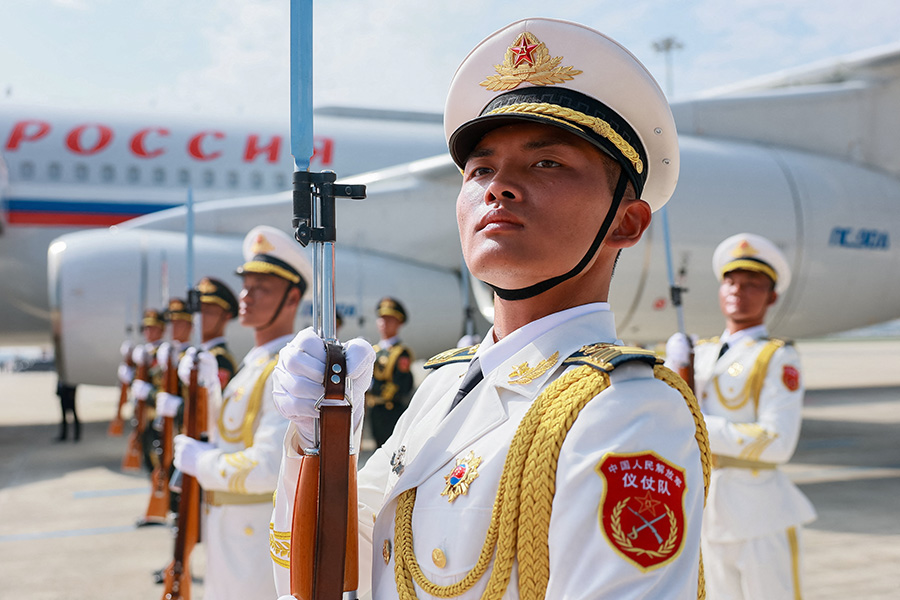 Китайский почетный караул принимает участие в церемонии встречи&nbsp;Путина, который прибывает в аэропорт для участия в саммите Шанхайской организации сотрудничества (ШОС).