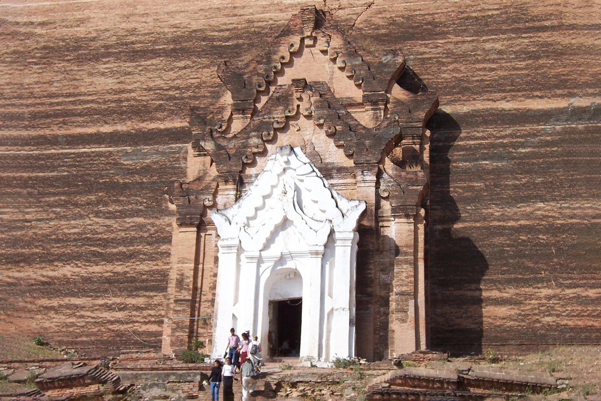 Вход в неоконченную ступу в Мингуне