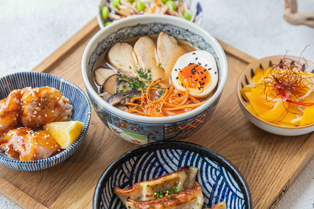 Сеть заведений J'PAN позиционирует себя как коллекцию «гастрономических сувениров» из Японии: донбури, карри, тонкацу, традиционная выпечка и рамен