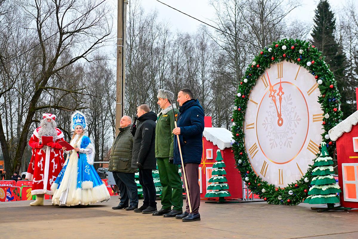 Церемония спиливания главной новогодней елки России в Рузском муниципальном округе, 8 декабря 2025 года