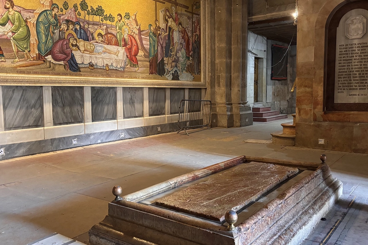 Камень помазания в притворе храма Гроба Господня