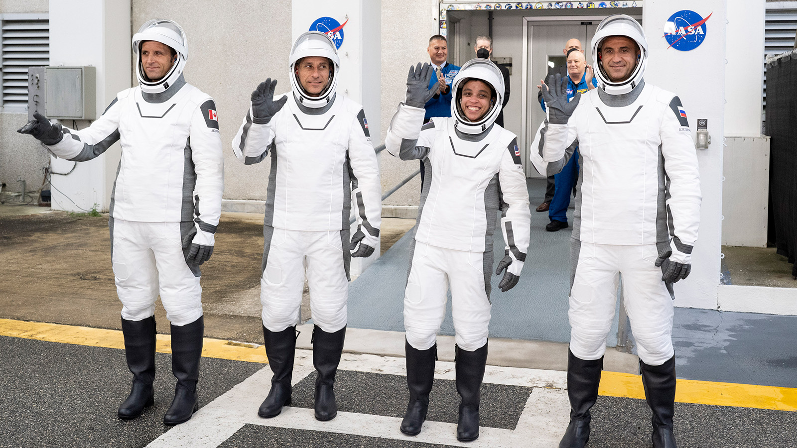 Представитель Канадского космического агентства Джошуа Кутрик, астронавты NASA Люк Дилейни и Джессика Уоткинс и российский космонавт Сергей Тетерятников