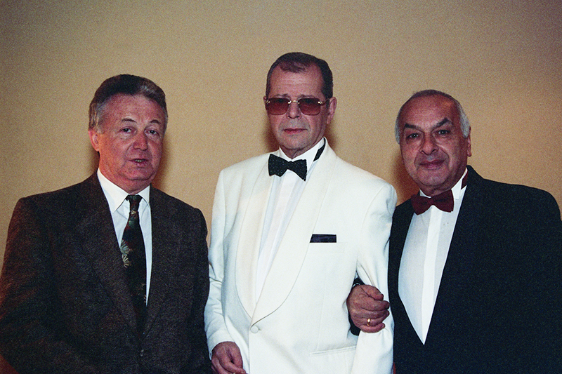 Аркадий Арканов с юмористом Леоном Измайловым (слева) и пианистом Левоном Оганезовым. 1998 год
