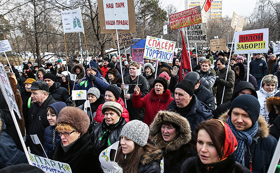 Участники митинга против&nbsp;строительства храма на&nbsp;территории парка &laquo;Торфянка&raquo; в Москве


