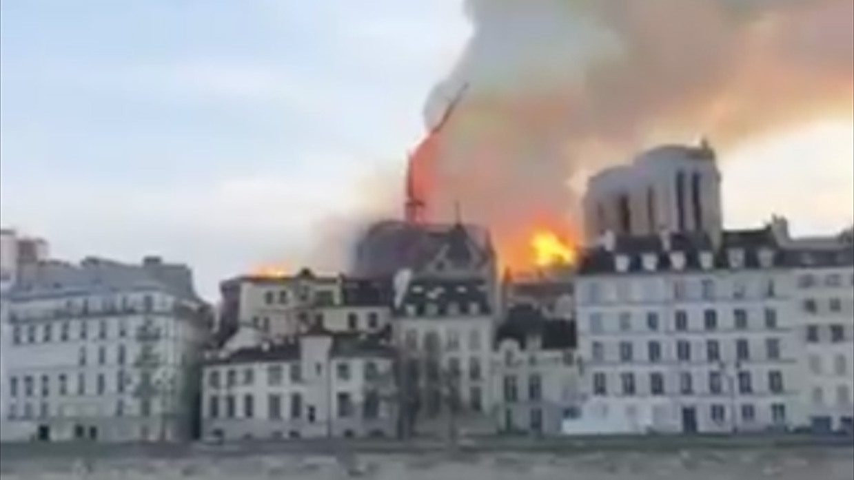 В соборе Парижской Богоматери восстановили уничтоженный пожаром шпиль