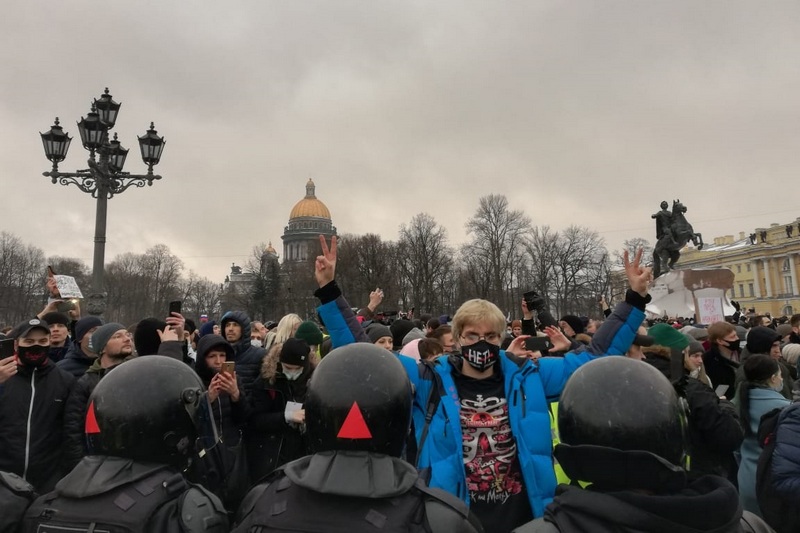 Участники несакционированной акции протеста в поддержку Алексея Навального в Петербурге