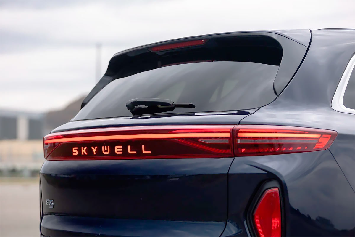 С момента своего дебюта в 2020 году Skywell ET5 разошелся по миру тиражом свыше 15 тысяч машин&nbsp;&mdash; неплохо для неизвестного новичка
