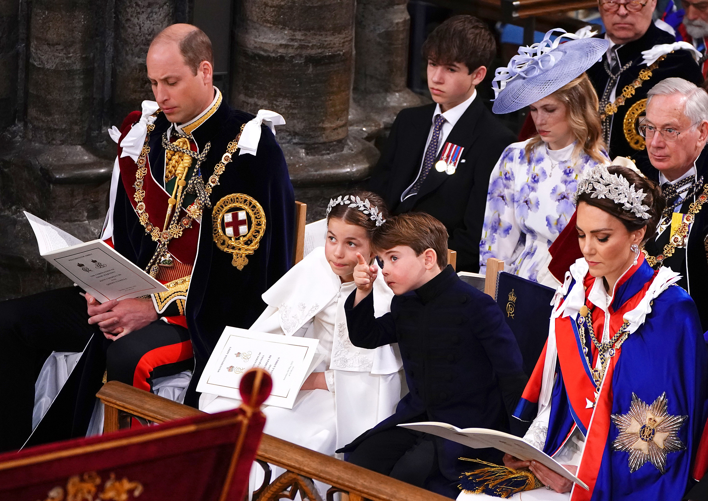Сын Карла III принц Уильям с женой Кейт Миддлтон и детьми принцессой Шарлоттой и принцем Луи в Вестминстерском аббатстве. Уильям теперь первый в очереди на британский трон