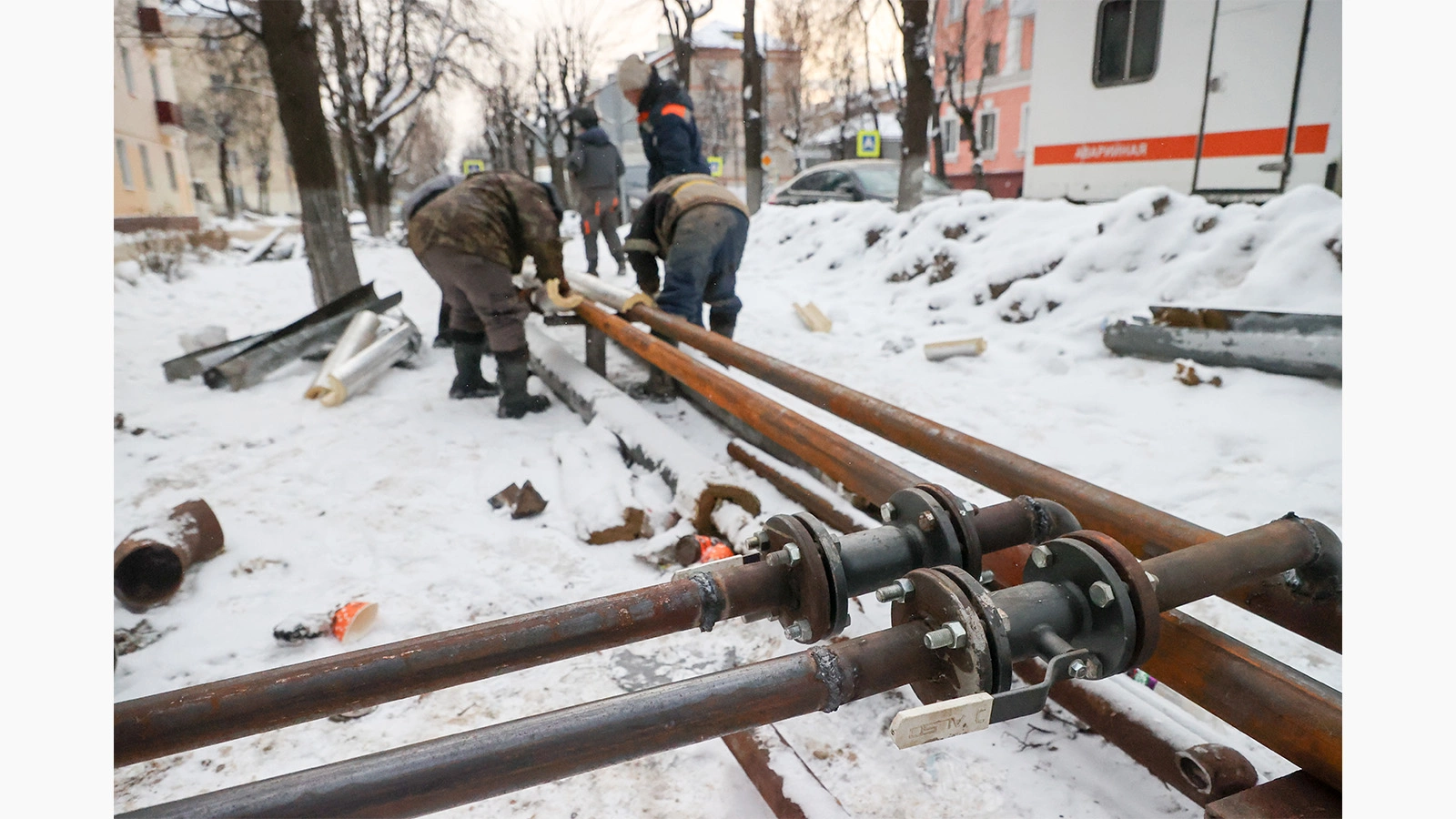<p>Аварийная ремонтная бригада во время прокладки временного водопровода. Климовск, январь&nbsp;2024 года</p>