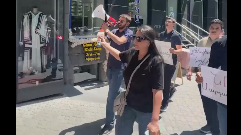 Суд в Ереване дал епископу 2 года по делу о призыве к захвату власти