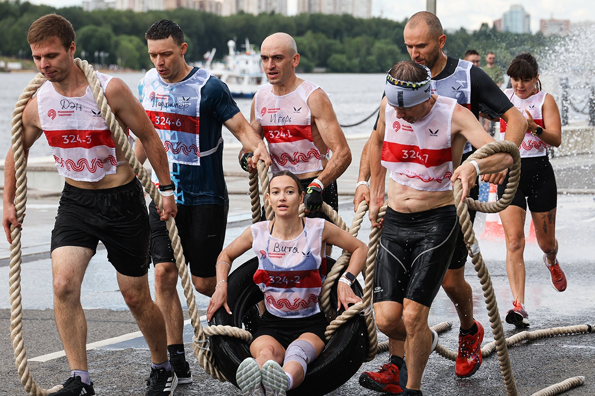 Участники во время забега с препятствиями в рамках «Гонки Героев»