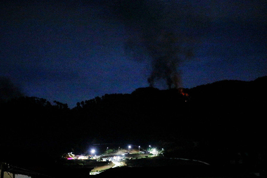 Дым поднимается над военной базой Форт-Тиуна.