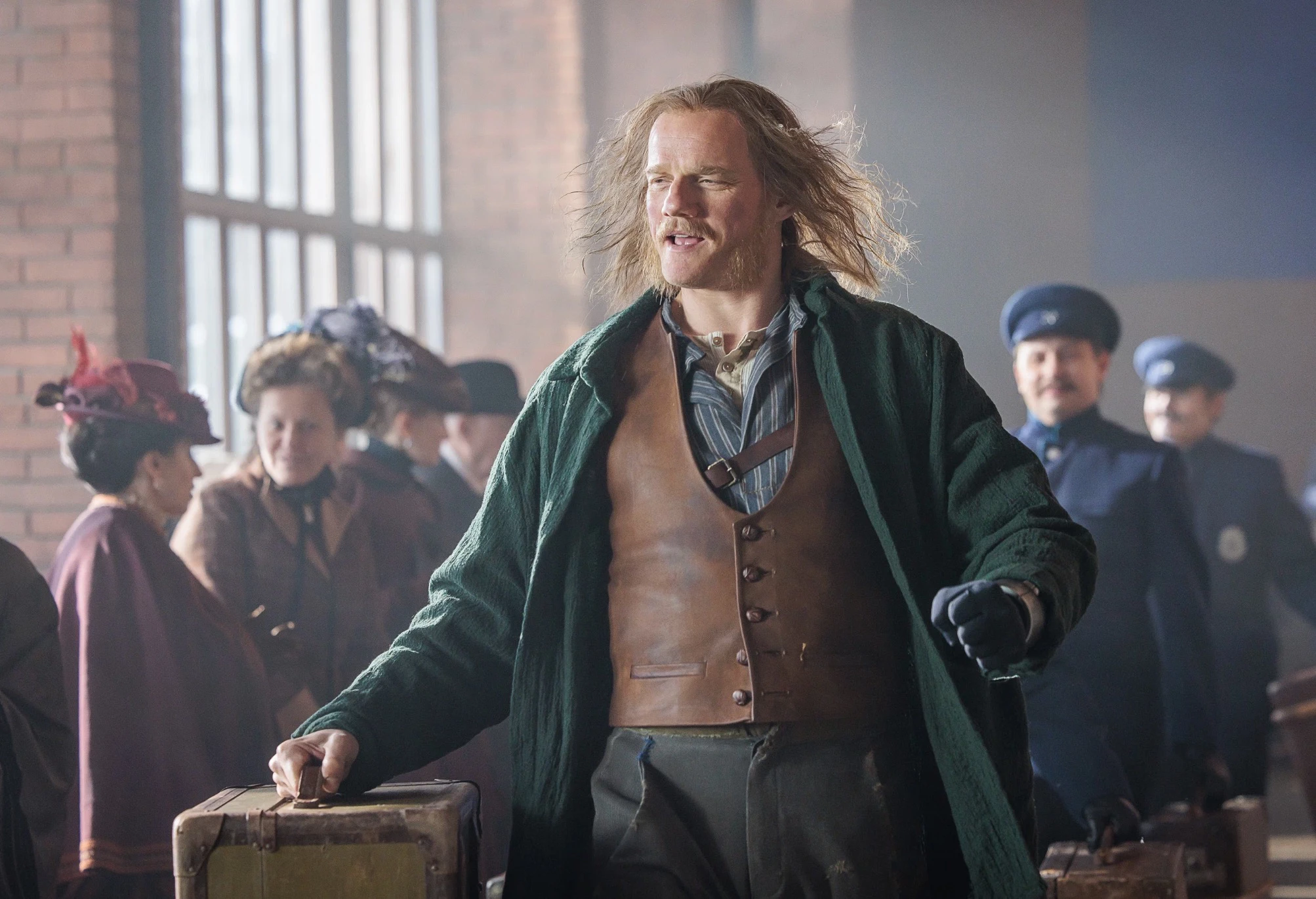 Юрий Колокольников играет тульского изобретателя Левшу, который первым додумался смастерить робота-собутыльника и приделать колесики к дорожным сундукам. Кадр со съемок фильма «Левша»