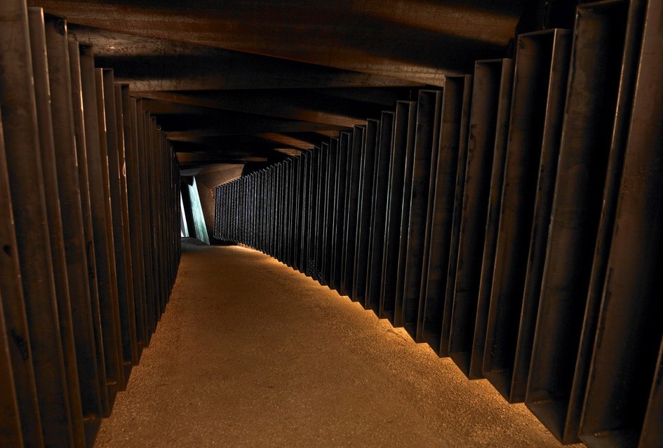 Подземное пространство представляет собой лабиринт изолированных темных коридоров, в каждом из которых поддерживается оптимальная для хранения определенного вида вина температура