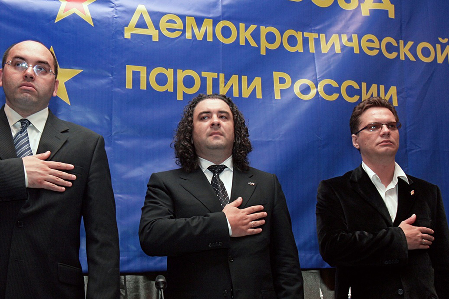 Вячеслав Смирнов (слева), Андрей Богданов (в центре) и заместитель председателя центрального комитета партии Олег Гимазов (справа)


