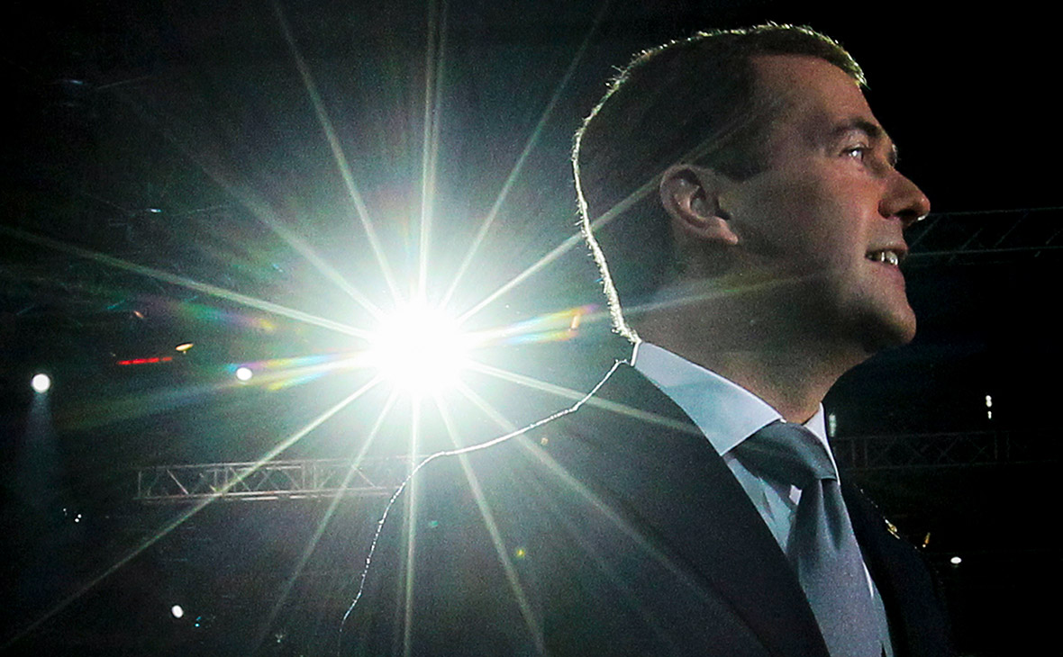 Медведев займет место матвиенко