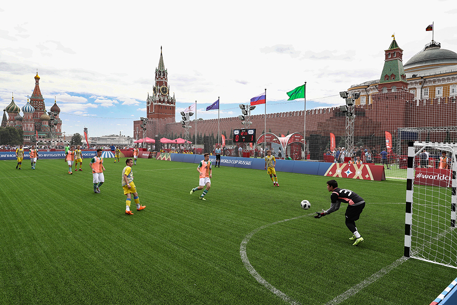 На территории парка будут проходить конкурсы, мастер-классы, импровизированные футбольные матчи и автограф-сессии звезд футбола.