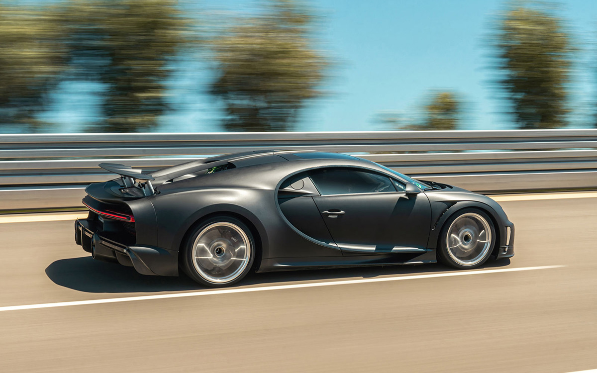 Гиперкары Bugatti Chiron испытали на скоростной трассе в Италии. Видео