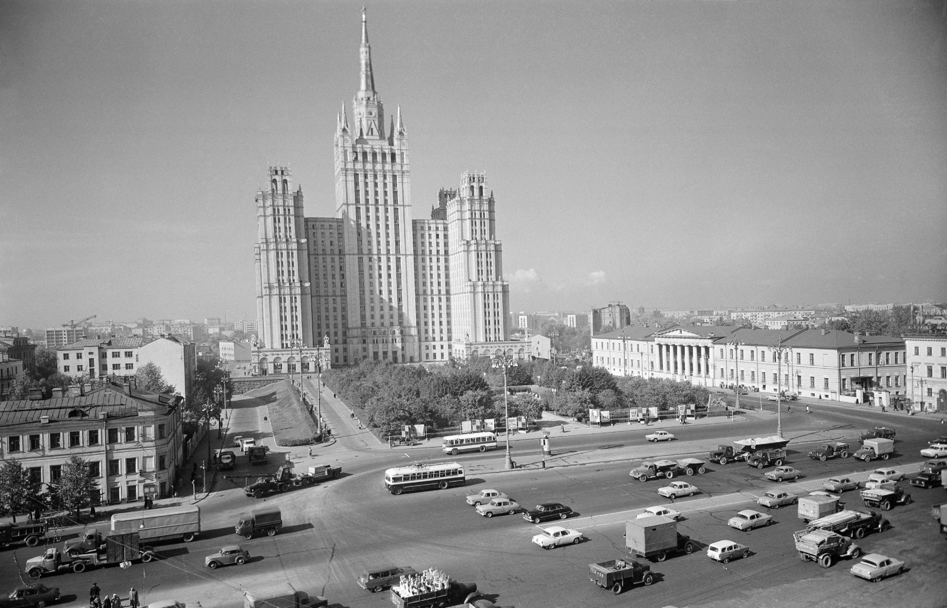 Высотное здание на площади Восстания (Кудринская площадь)&nbsp;и автомобили на Садовом кольце. Точная дата съемки не установлена, 1960-е