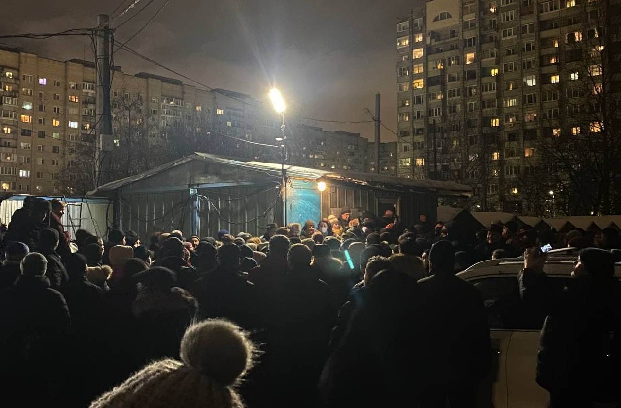 В центре Петербурга прошла акция протеста против сноса гаражей. Видео — РБК