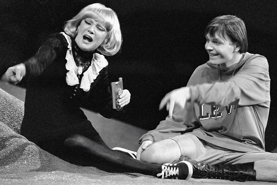 Людмила Гурченко и Михаил Дорожкин в спектакле Эдварда Радзинского &laquo;Поле битвы после победы принадлежит мародерам&raquo;, 1995 год