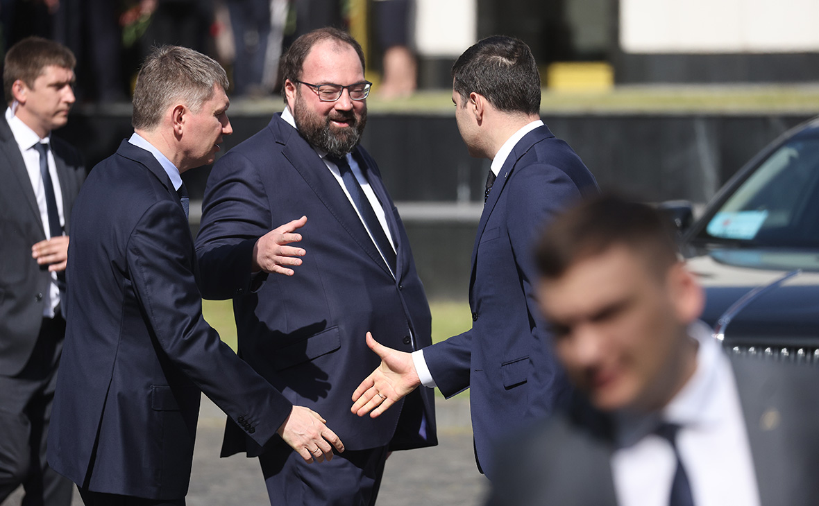 Церемонию также посетили министр экономического развития Максим Решетников (слева) и глава Минцифры Максут Шадаев (в центре). На фото они перед началом церемонии.