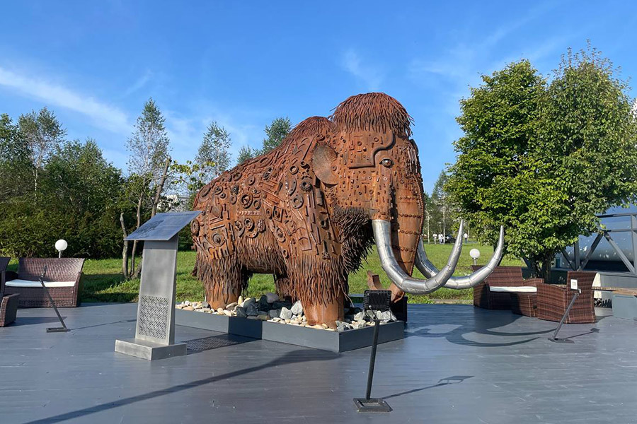 Имитация &laquo;реально существовавшего императорского мамонта&raquo; у стенда Магаданской области.