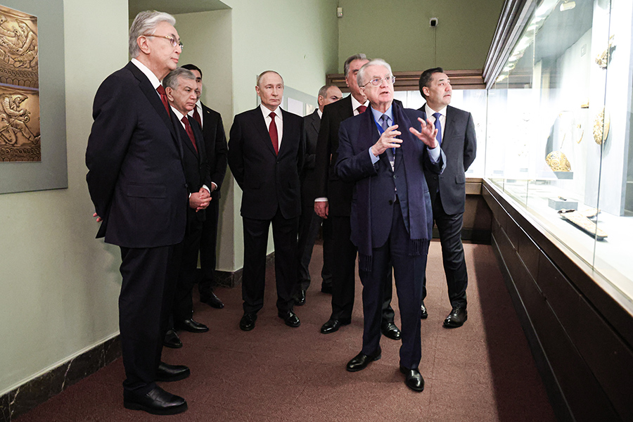 Гости осмотрели Золотую кладовую, зал Военной галереи с портретами генералов Отечественной войны 1812 года, посетили Павильонный зал Малого Эрмитажа.