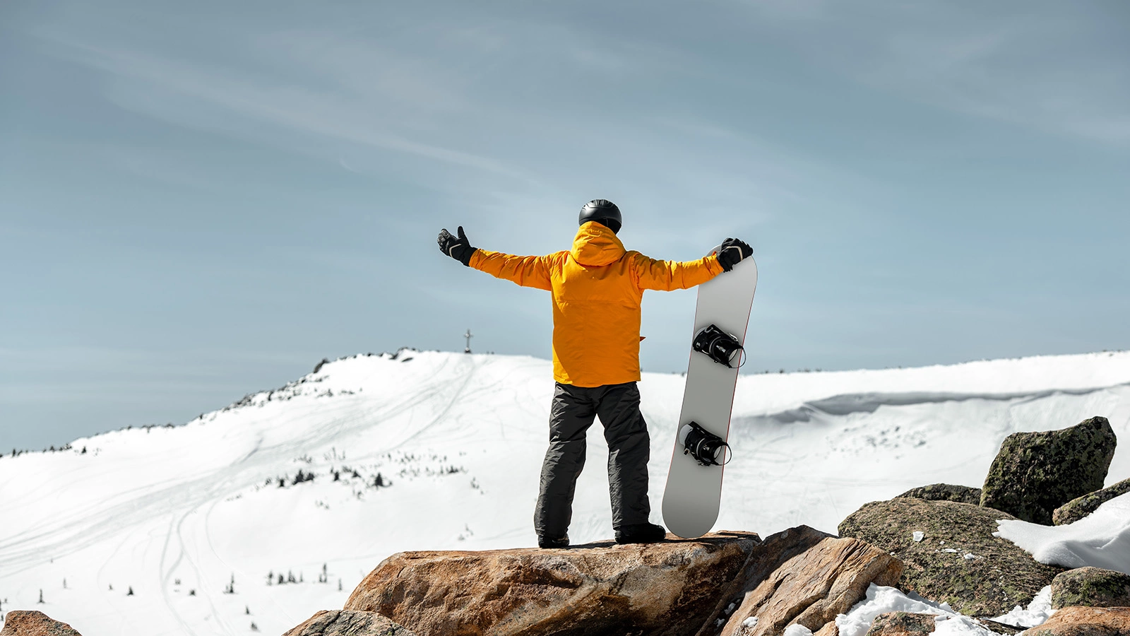 Москвичам предложили купить сноуборды Balenciaga. Подарок в снегопад