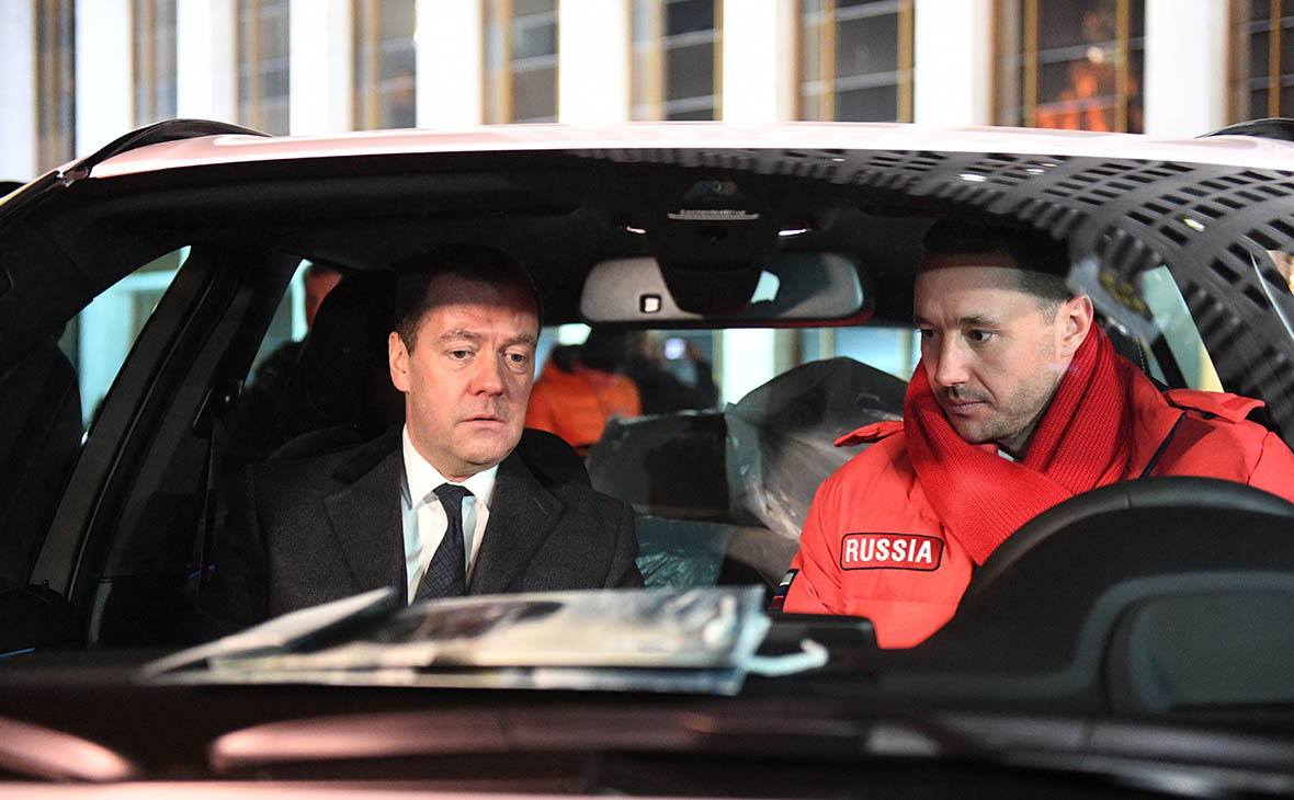 Дмитрий Медведев и олимпийский чемпион по хоккею Илья Ковальчук (справа)


