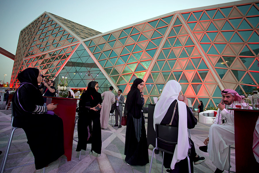 После запрета кинотеатров жители Саудовской Аравии были вынуждены выезжать на кинопоказы в Арабские Эмираты или&nbsp;Бахрейн

