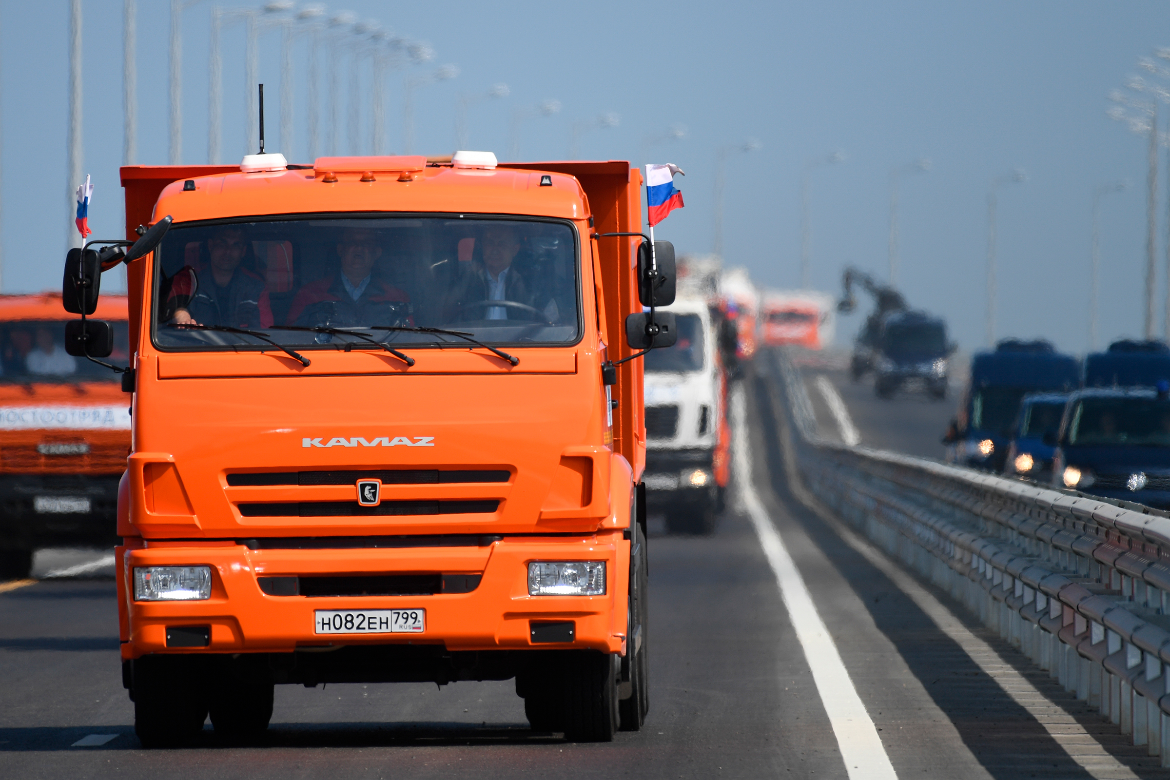 15 мая было открыто движение легковых автомобилей по Крымскому мосту. Президент Владимир Путин проехал за рулем &laquo;КамАЗа&raquo; во главе колонны строительной техники на торжественной церемонии открытия. Возведение моста началось в феврале 2016 года. Он стал самым длинным в России, протяженность сооружения составляет 19&nbsp;км. Грузовикам разрешили проезд по мосту с 1 октября, а железнодорожная часть должна быть достроена к середине следующего года
