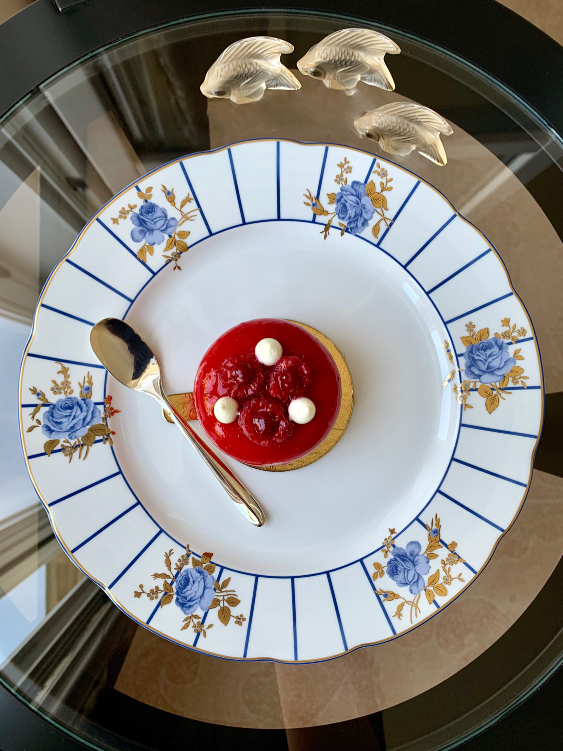 Десерт Cheesecake Framboise. Тарелка Brocante, Bernardaud. Фигурки Poisson, Lalique. Кофейная ложка Mood coffee Precious, Christofle