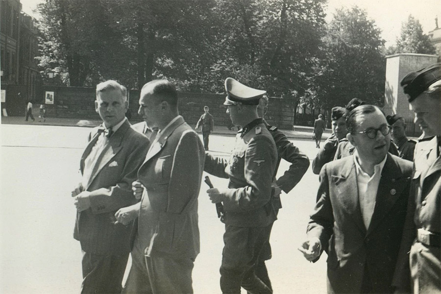 На некоторых фотографиях показаны детали поездки Нимана и других &laquo;сотрудников&raquo; Собибора в Берлин. Группа фотографировалась на обочинах дорог, в пивных и парках, а также во время встреч с высокопоставленными чиновниками канцелярии Гитлера