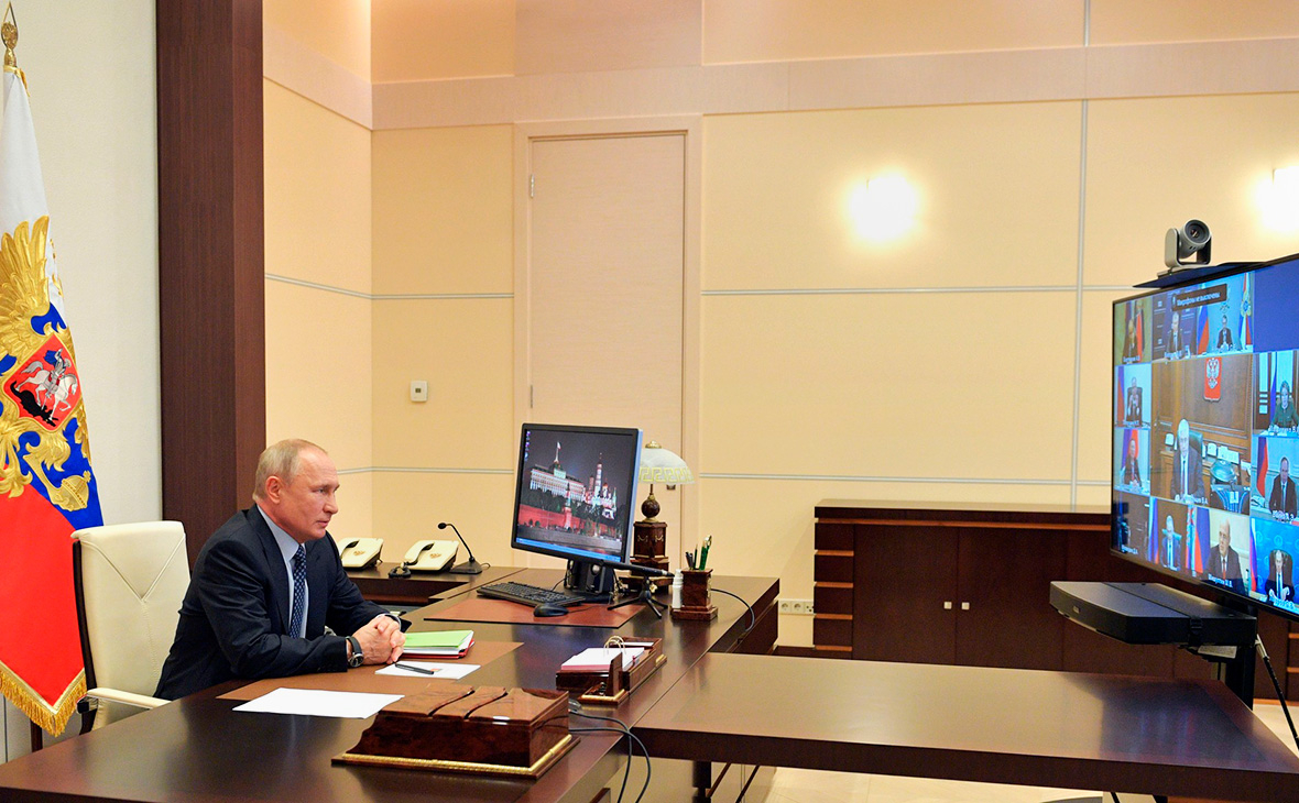 Владимир Путин на совещании с постоянными членами Совета Безопасности в режиме видеоконференции