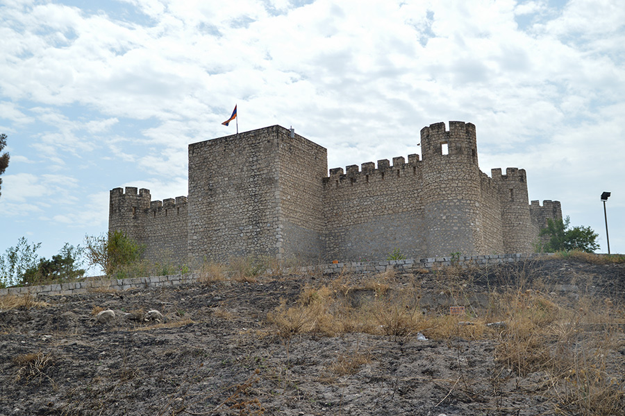 Крепость Тигранакерт, основанная в I&nbsp;веке&nbsp;до н.э., находится у реки Хаченагет на горе у деревни Нор Марага. Название крепости отсылает к периоду правления царя Тиграна II (Великого)