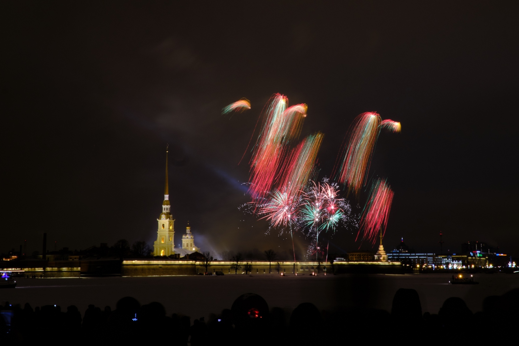 Праздничный салют в Санкт-Петербурге во время встречи Нового года&nbsp;&mdash; 2020