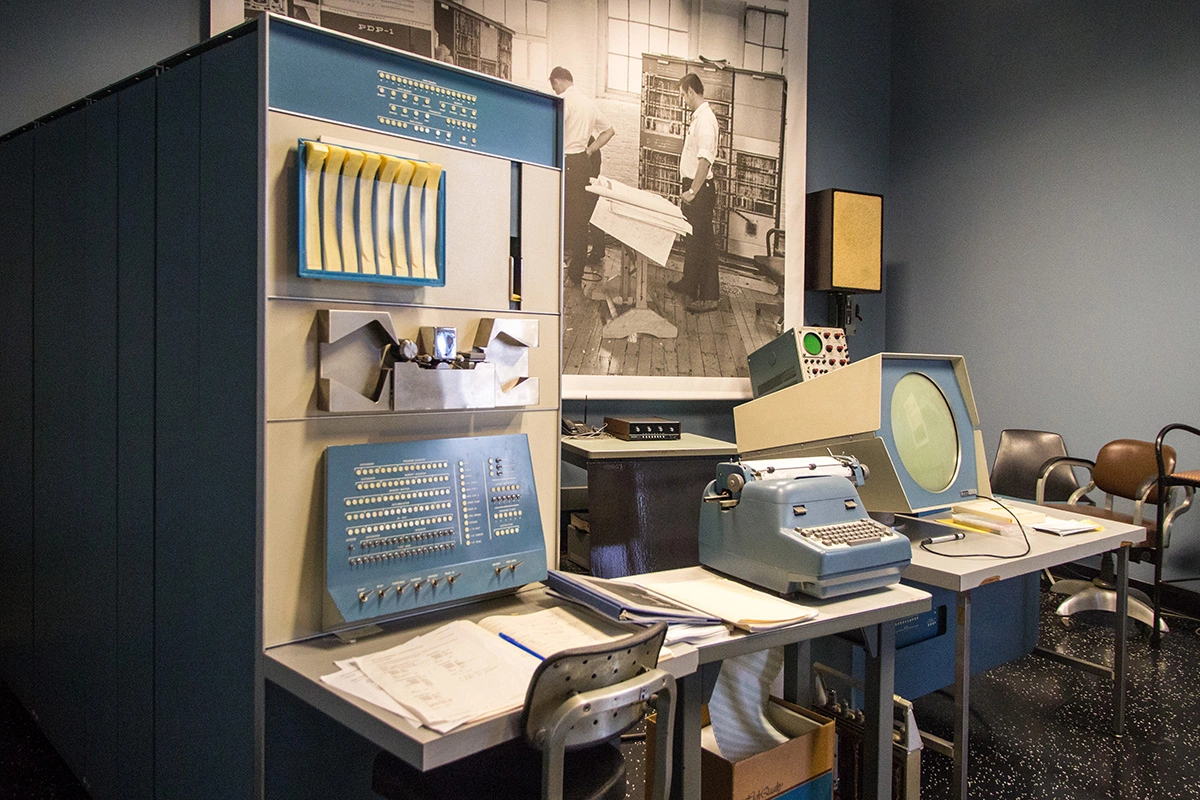 <p>Первый компьютер из серии PDP, произведенный Digital Equipment Corporation в 1960 году при активном участии Гордона Белла</p>