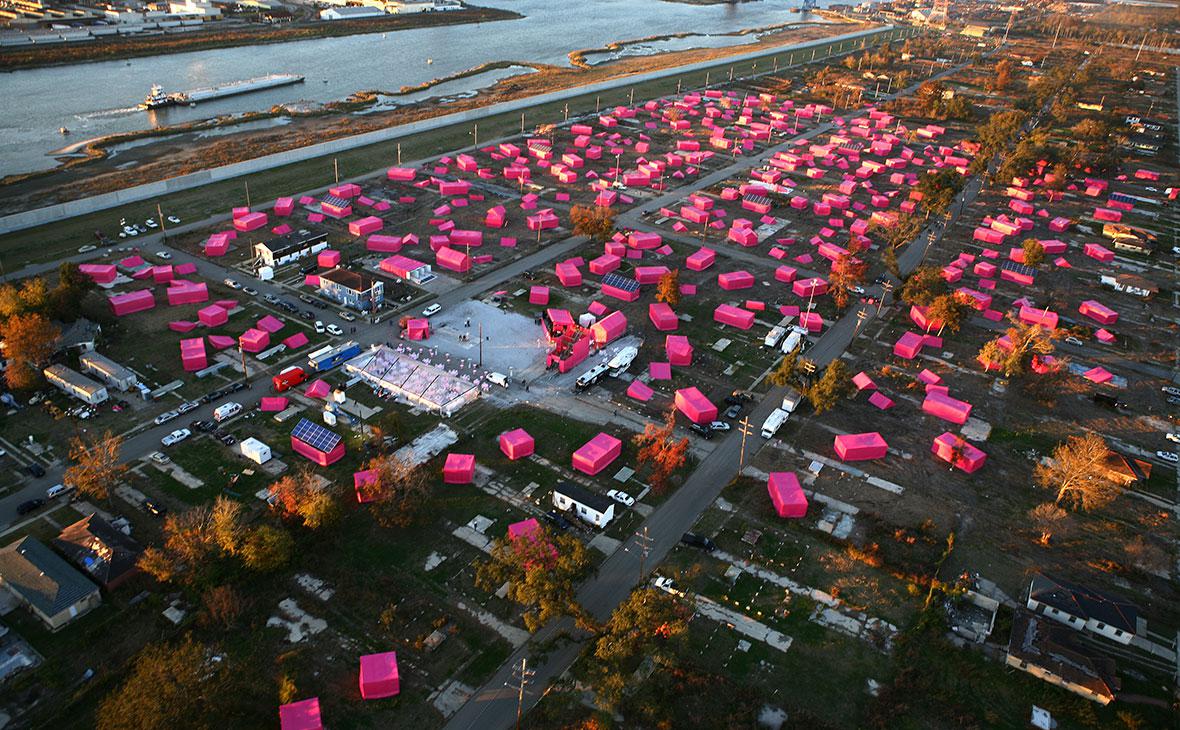 Фонд Брэда Питта Make It Right реализует арт-проект &laquo;150 розовых домов&raquo; в разрушенном 9-м квартале Нового Орлеана после урагана &laquo;Катрина&raquo;, 2007 год