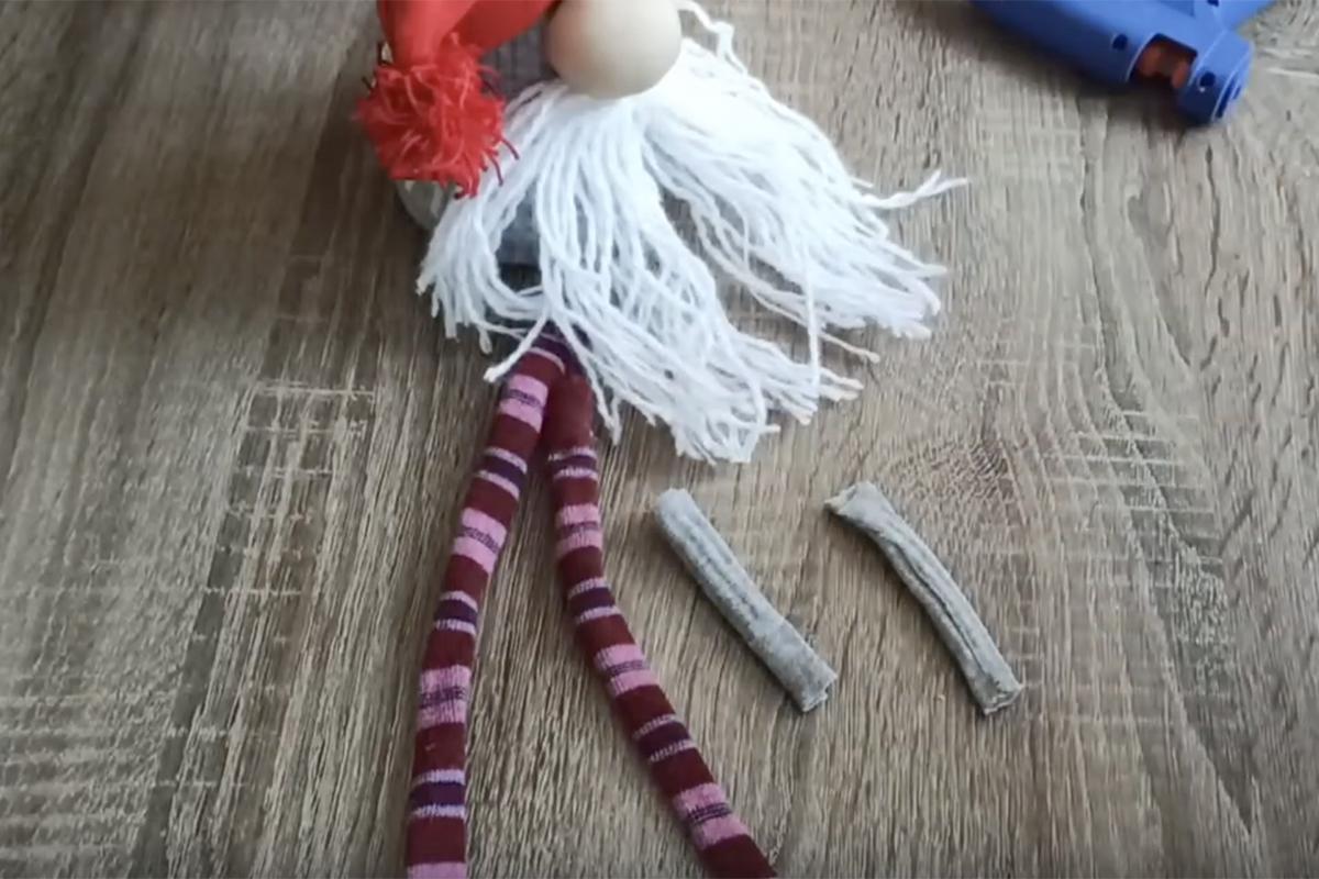Как сделать новогоднего гнома из носков