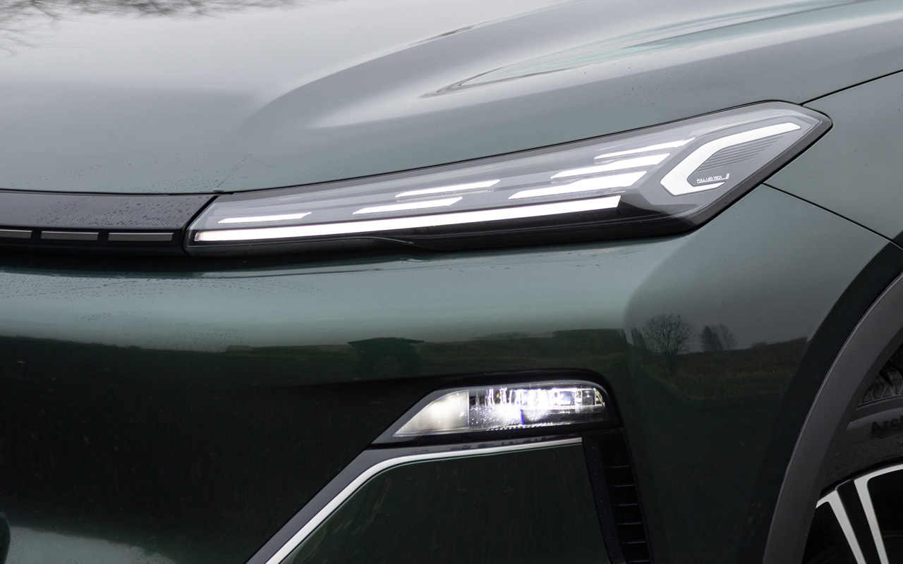 Полностью светодиодная оптика есть на обеих комплектациях Geely EX5 EM-i