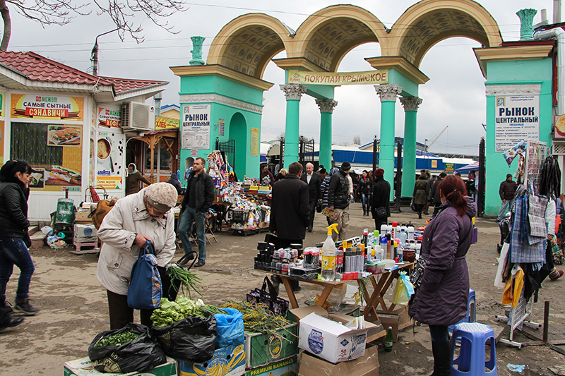 На Центральном рынке Симферополя — бойкая торговля. Здесь можно найти все самое необходимое: от обложек на российский паспорт до пальто из России и Белоруссии.