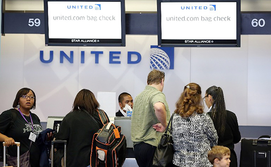 Информационная стойка&nbsp;авиакомпании United Airlines. Архивное фото
