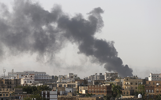 Дым над&nbsp;разрушенными зданиями в&nbsp;Сане (столице Йемена) &mdash;последствия авиаудара ВВС Саудовской Аравии