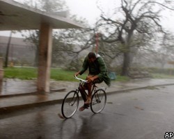 Во Владивостоке продолжает бушевать шторм