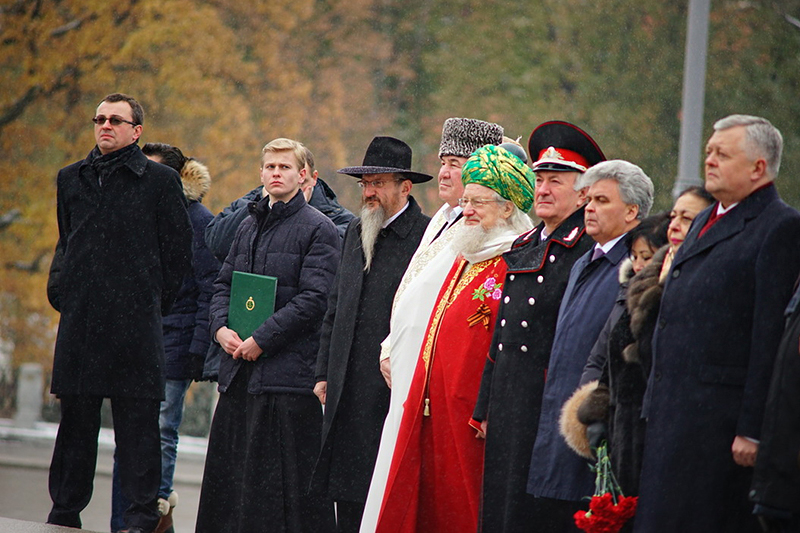 Главный раввин России Берл Лазар (третий слева),&nbsp;верховный муфтий России Талгат&nbsp;Таджуддин (пятый слева)



