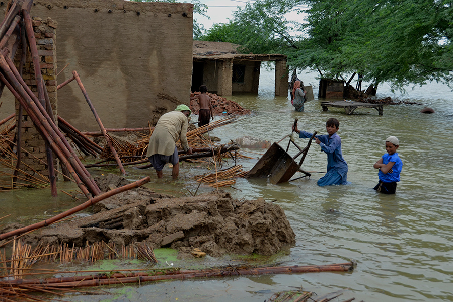 На фото: провинция Белуджистан, 25 августа 2022 года

Как сообщает Al Jazeera, за последние несколько недель вызванные муссонными дождями наводнения в Пакистане затронули более 30 млн человек, это около 15% его населения. Министр по вопросам изменения климата страны Шерри Рехман заявила: &laquo;Тридцать три миллиона пострадали по-разному. Окончательное количество оставшихся без крова оценивается&raquo;